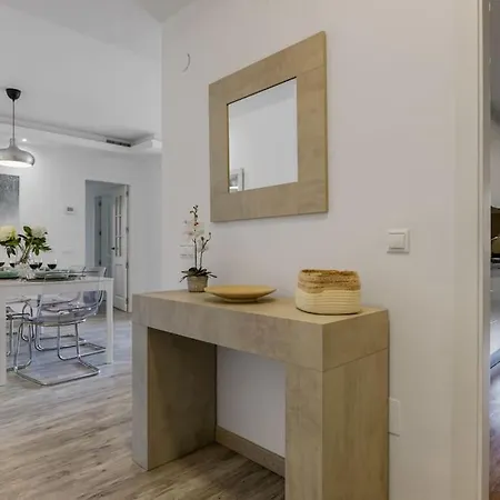 Apartment Charming 3br 3 Min. Away From The *