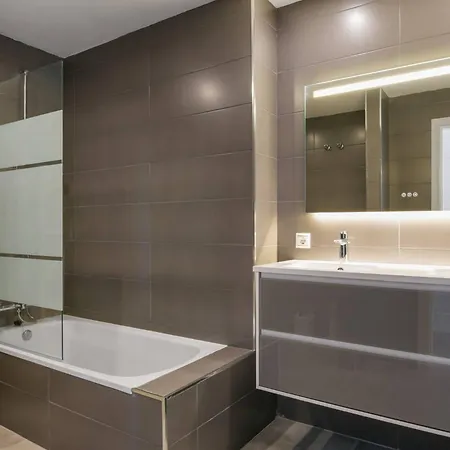 Charming 3br 3 Min. Away From The Lejlighed