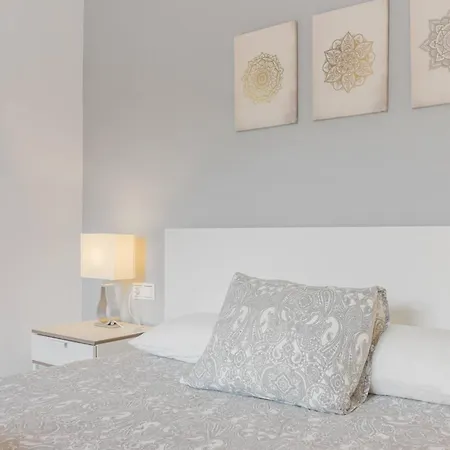 Charming 3br 3 Min. Away From The Lejlighed
