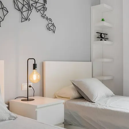 Charming 3br 3 Min. Away From The Lejlighed