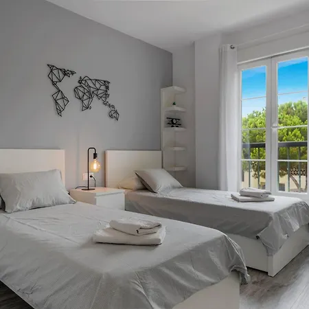 Charming 3br 3 Min. Away From The Lejlighed