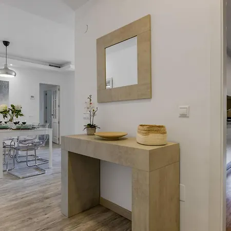 Charming 3br 3 Min. Away From The Lägenhet *