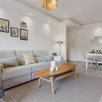 Διαμέρισμα Charming 3br 3 Min. Away From The