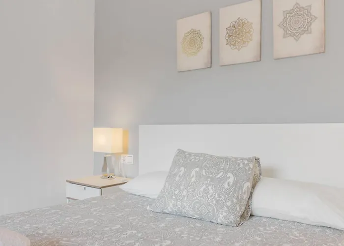 Charming 3br 3 Min. Away From The شقة